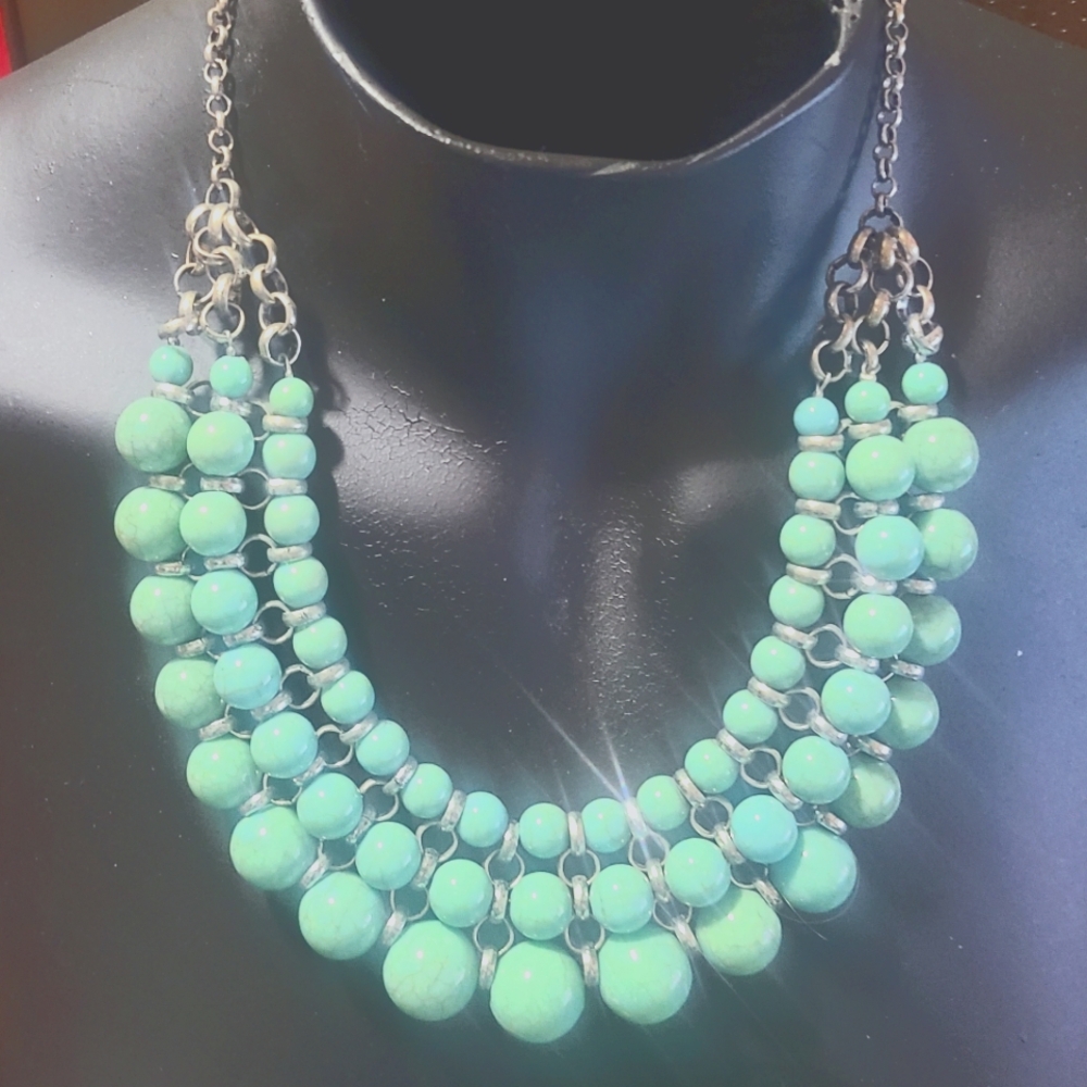 COLLAR OF SILVER SPACERS AND TURQUOISE COLORED BEADS